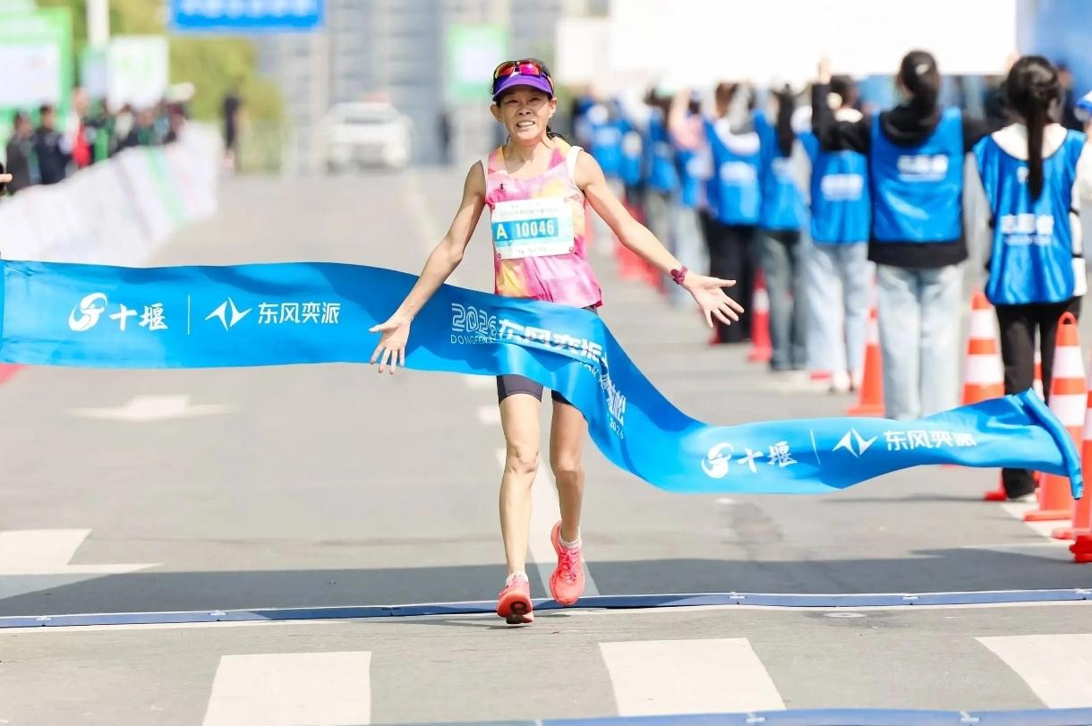 太励志了！2026十堰马拉松，51岁山东大姐胡玉香惊艳全场！
 
作为一名在职教