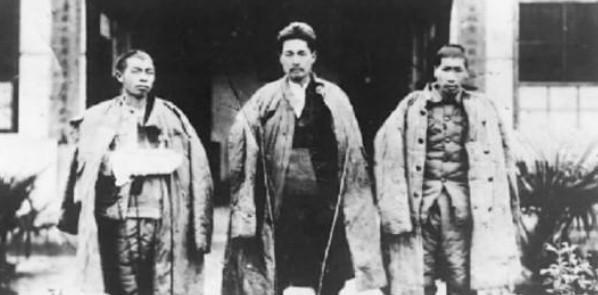 1935年， 王耀武 得知部下俘虏了一个红军师长，兴冲冲的跑过去准备审讯，但当他