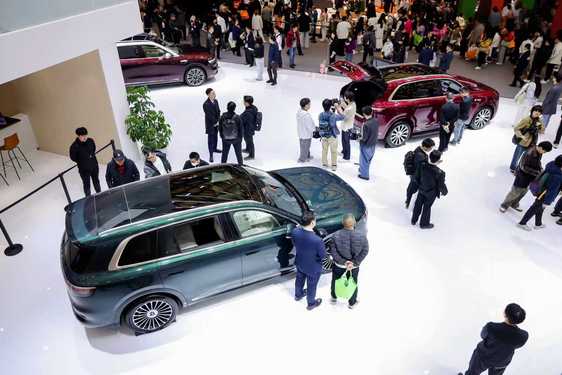 余承东称问界M8交付突破16万辆聊起换车，朋友想要空间大的，方便全家出行不挤。看