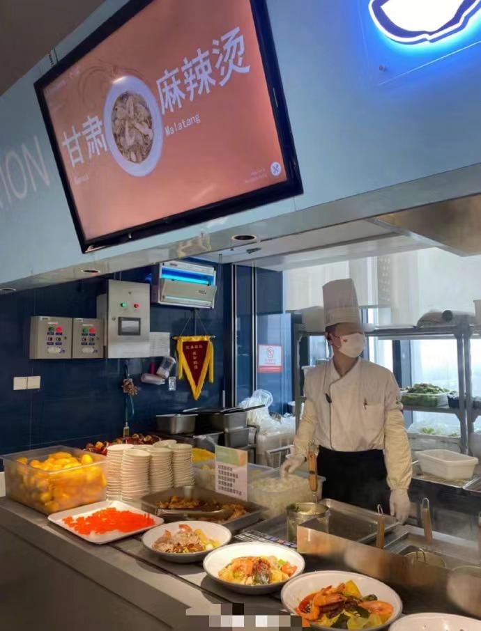 现实永远比剧本精彩！[小鼓掌]在抖音集团的食堂里，一个能得到流动红旗的档口竟然这