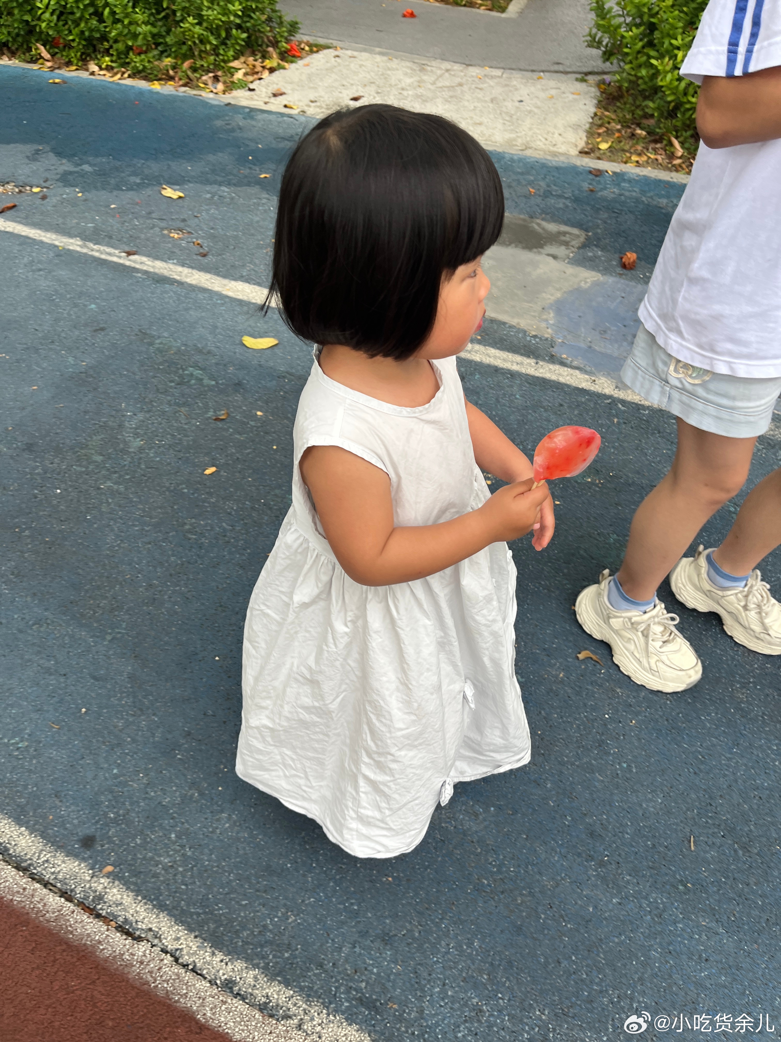 睡醒了，来公园玩，她姐姐吃雪糕，我不让她吃，她吃过一个了。来到公园，气晕了，要买