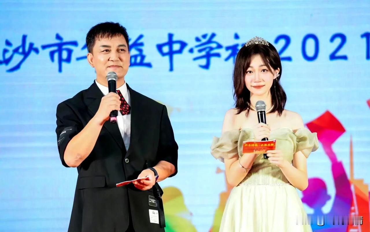 村长李锐和女儿一起主持！
6月30日，主持人李锐（《爸爸去哪儿》中的村长）晒出与