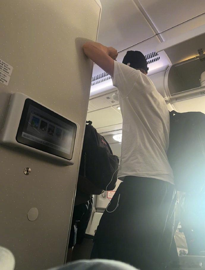 坐飞机跟马丁当同桌 网友坐飞机竟与CORIS成员马丁同座邻座！因对方颜值过高，发