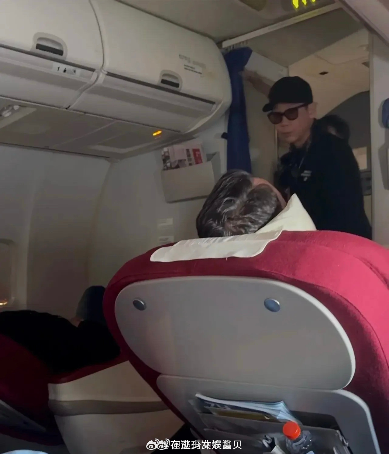 飞机上的大明星，曾经的顶流男歌星，如今怕是已经没有几个人认识他了吧！ 