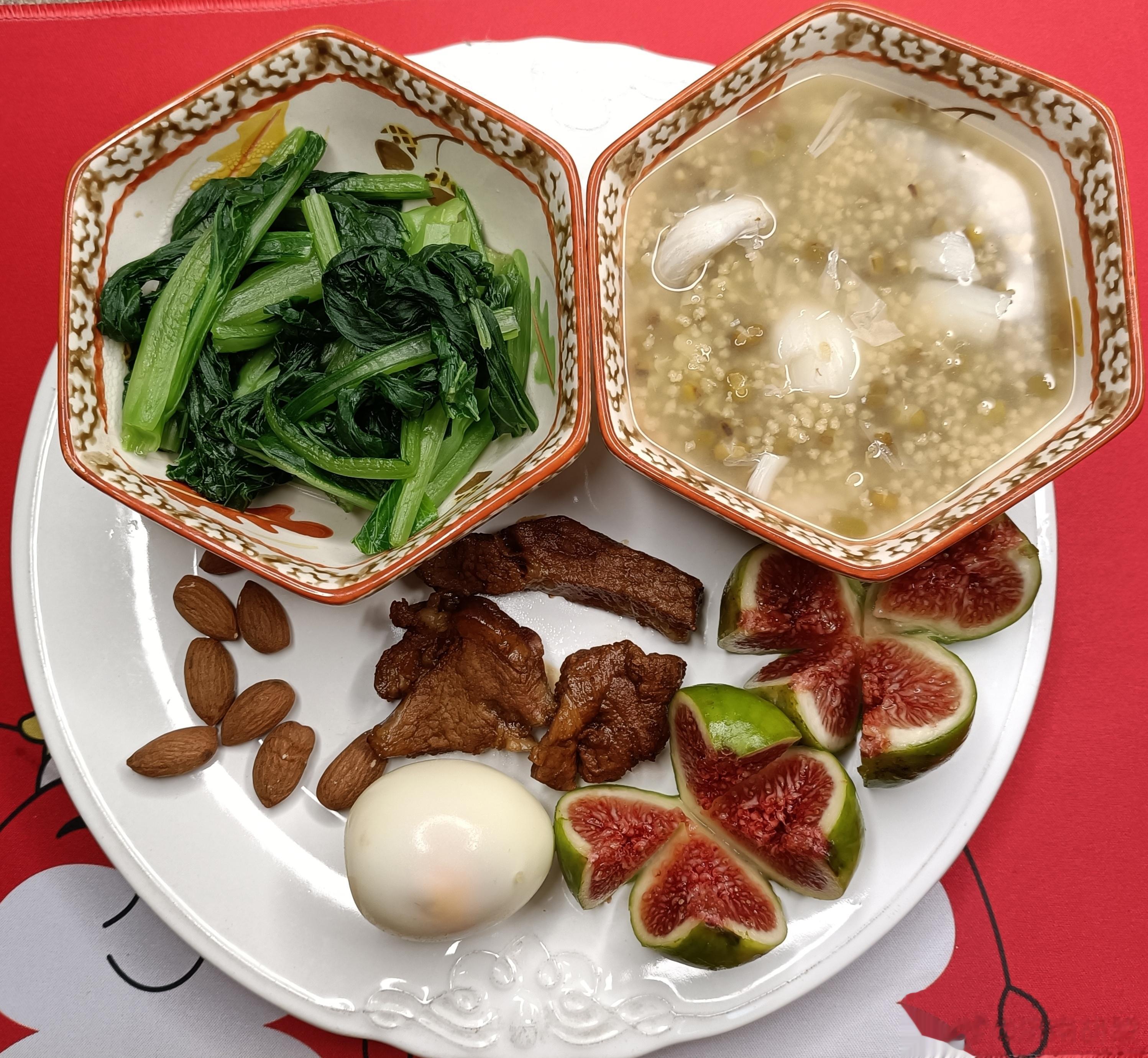 早餐：绿豆小米百合粥，水油煮菜心，鸡蛋，红烧肉，无花果(这个季节最喜欢的水果，快
