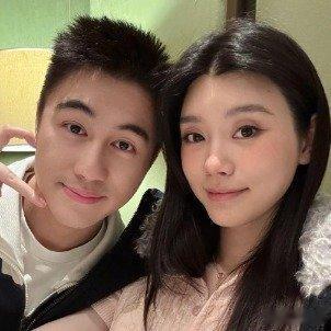 奚梦瑶何猷君婚礼伴手礼：七年承诺，如约而至的浪漫细节2026年5月29日，媒体正