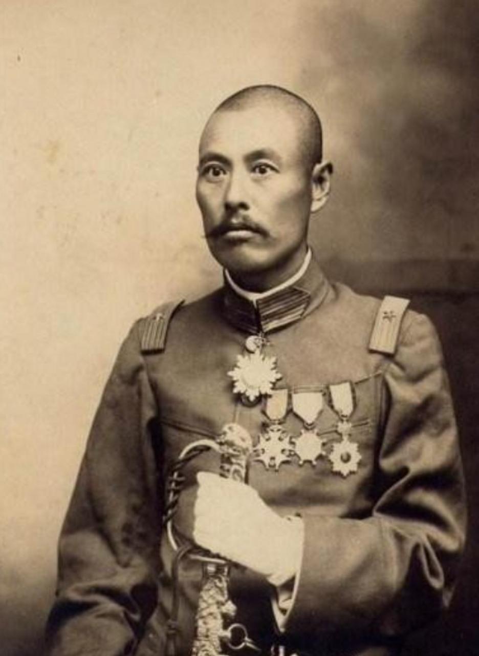 1905年，31岁的吴佩孚在母亲要求下，把24岁的李家女娶进门。新婚夜，吴佩孚掀
