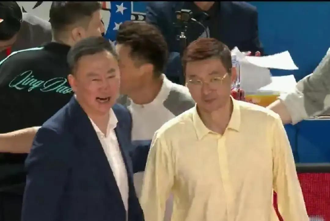 青岛用新疆最擅长的方式，在新疆主场撕碎了新疆。
 
我们亲眼看见：12年客场不胜