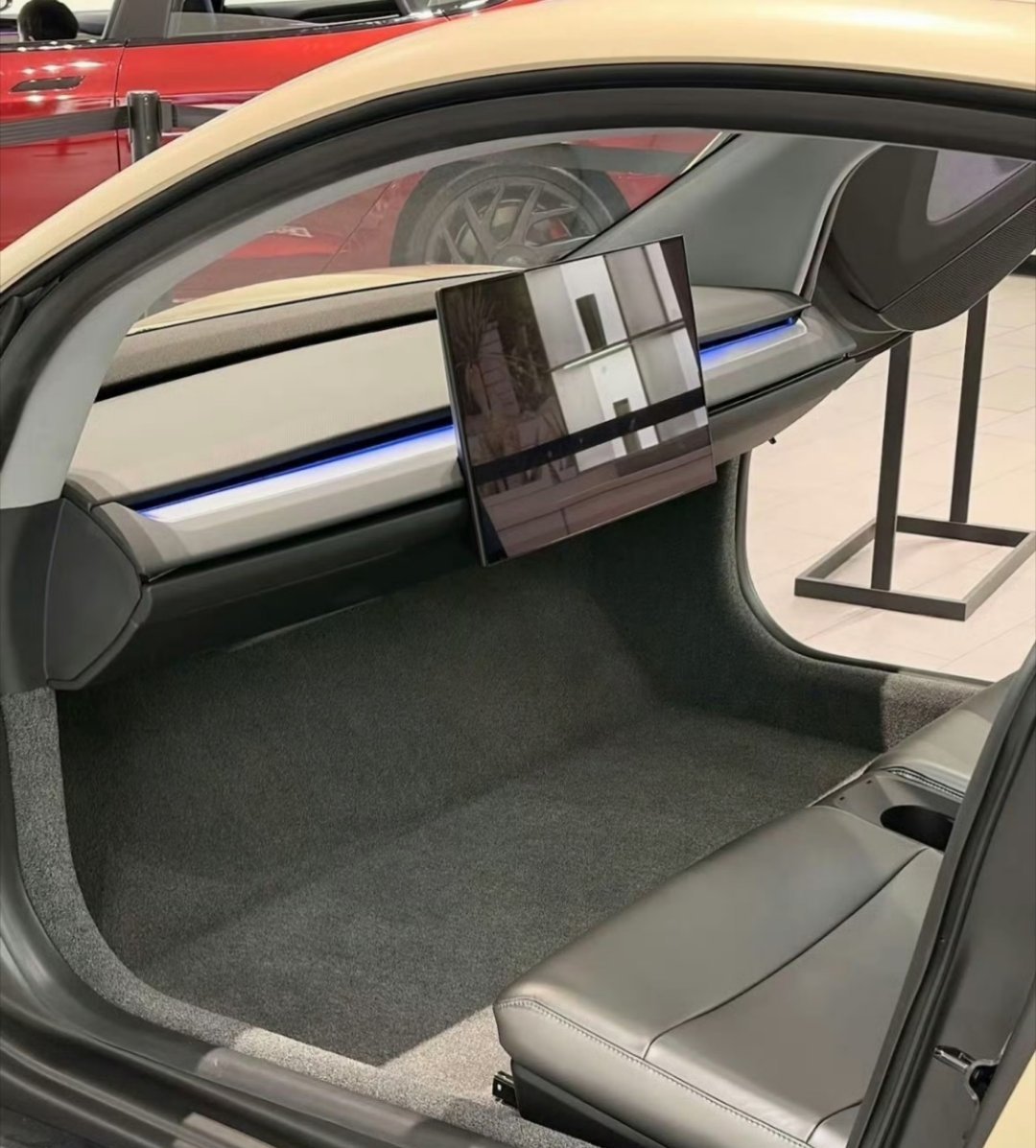 马斯克把方向盘删了这车要是真能量产落地，整个汽车行业直接重新洗牌。但要是这条路走