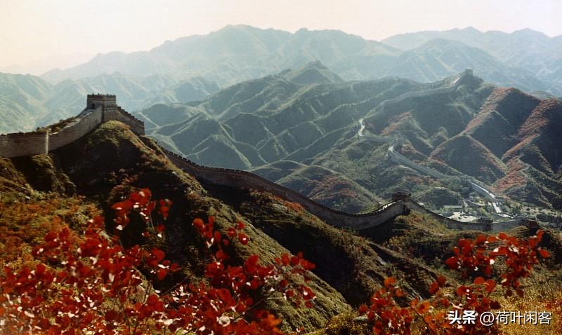 【满江红】国庆
万里长城，
江南北、欢腾万众。
开颜处、山河焕彩，
笙歌潮涌。