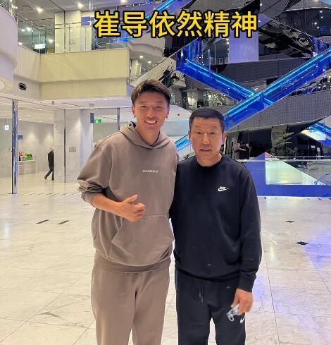山东泰山队在横滨出战亚冠，同样在日本的前国脚杨旭尽“地主”之谊前去探班。
杨旭曾