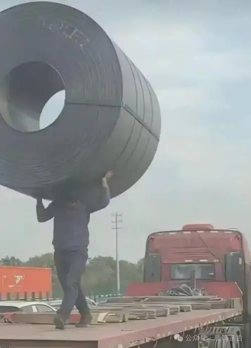 江湖规矩，如果你能扛起钢卷就走，那这钢卷就是你的