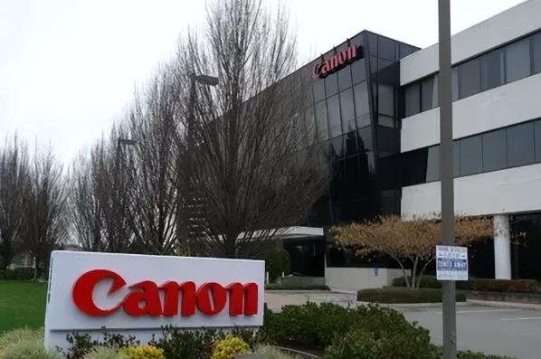 三星、东芝走了，把生产线搬去了越南。阿迪耐克也走了，将工厂搬到了越南，现在就连佳