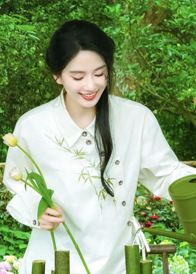 青衫卷竹韵，刘诗诗携东方美学入画来。暮色初染吉安城，《花开中国》镜头里，她一袭素
