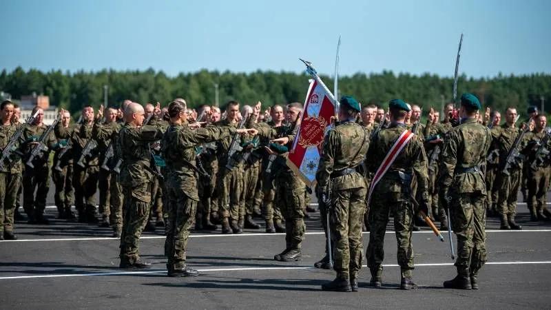 波兰开始向白俄罗斯边境调动地面部队 在未来几天，波兰军队的更多部队将部署到波兰与