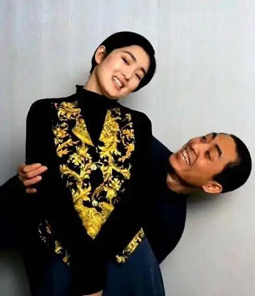 张艺谋当年那句婚姻就是一张纸，直接让巩俐扭头嫁给了新加坡富商。
不是不爱。
是爱