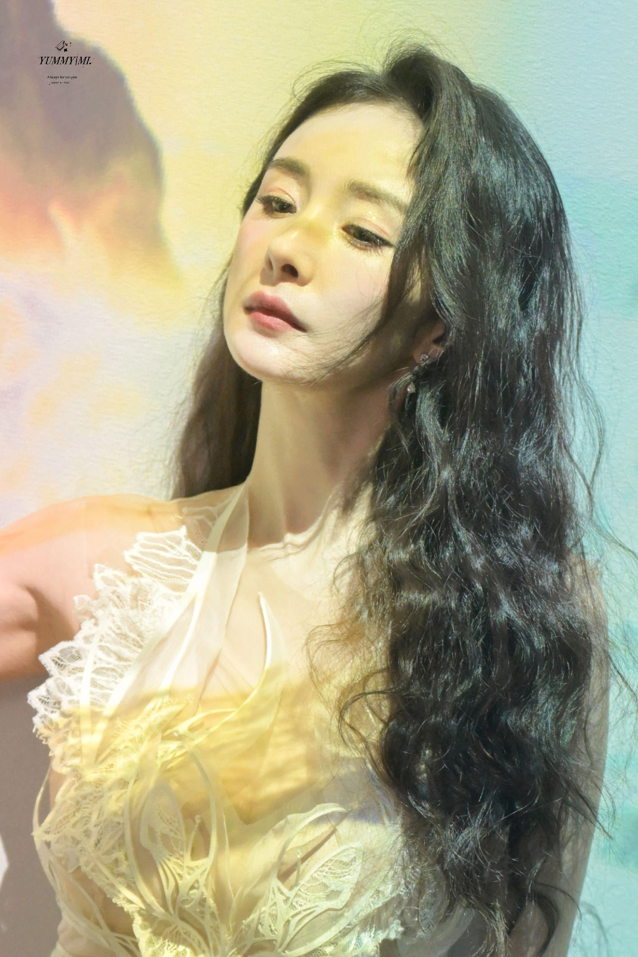 “她从光里来”