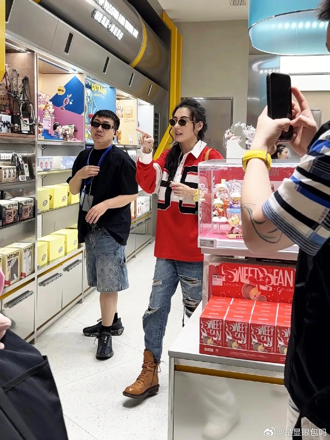 有网友在三亚偶遇张柏芝，她真的好漂亮，这小脸，精致又立体！以前的明星，真的更好看