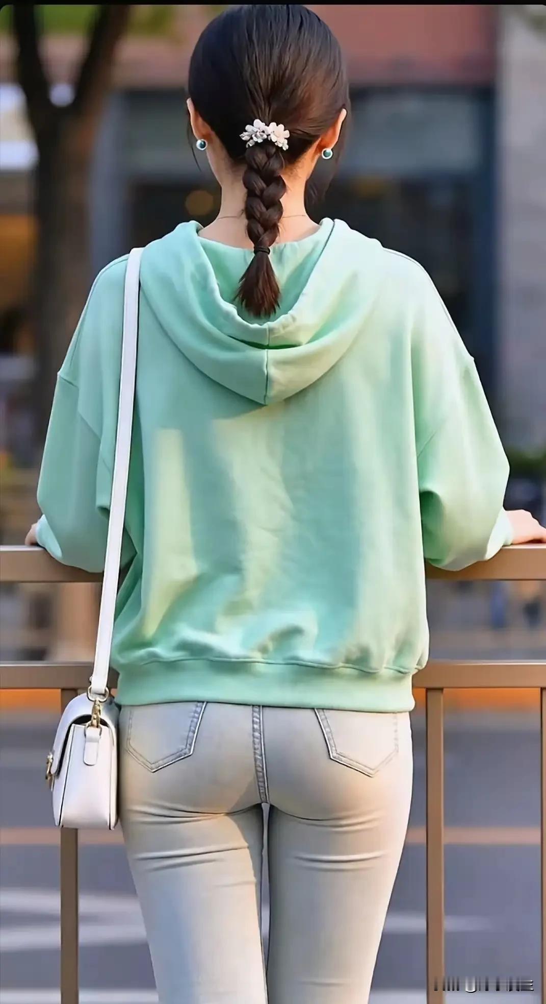 别再让“腿粗”困住你对牛仔裤的喜欢✨
选对版型远比硬挤紧身款更显利落：高腰直筒版