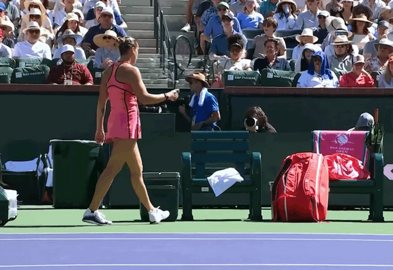 萨巴伦卡vs莱巴金娜 萨巴摔拍后找回手感6-3拿下第二盘，把IW决赛拖进决胜盘！