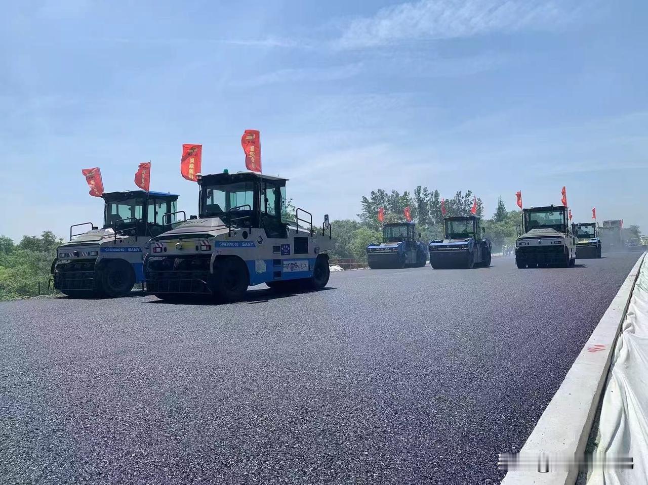 实拍合肥智能基建名场面
S90芜合高速肥东支线迎来全新施工模式
多台工程设备无人