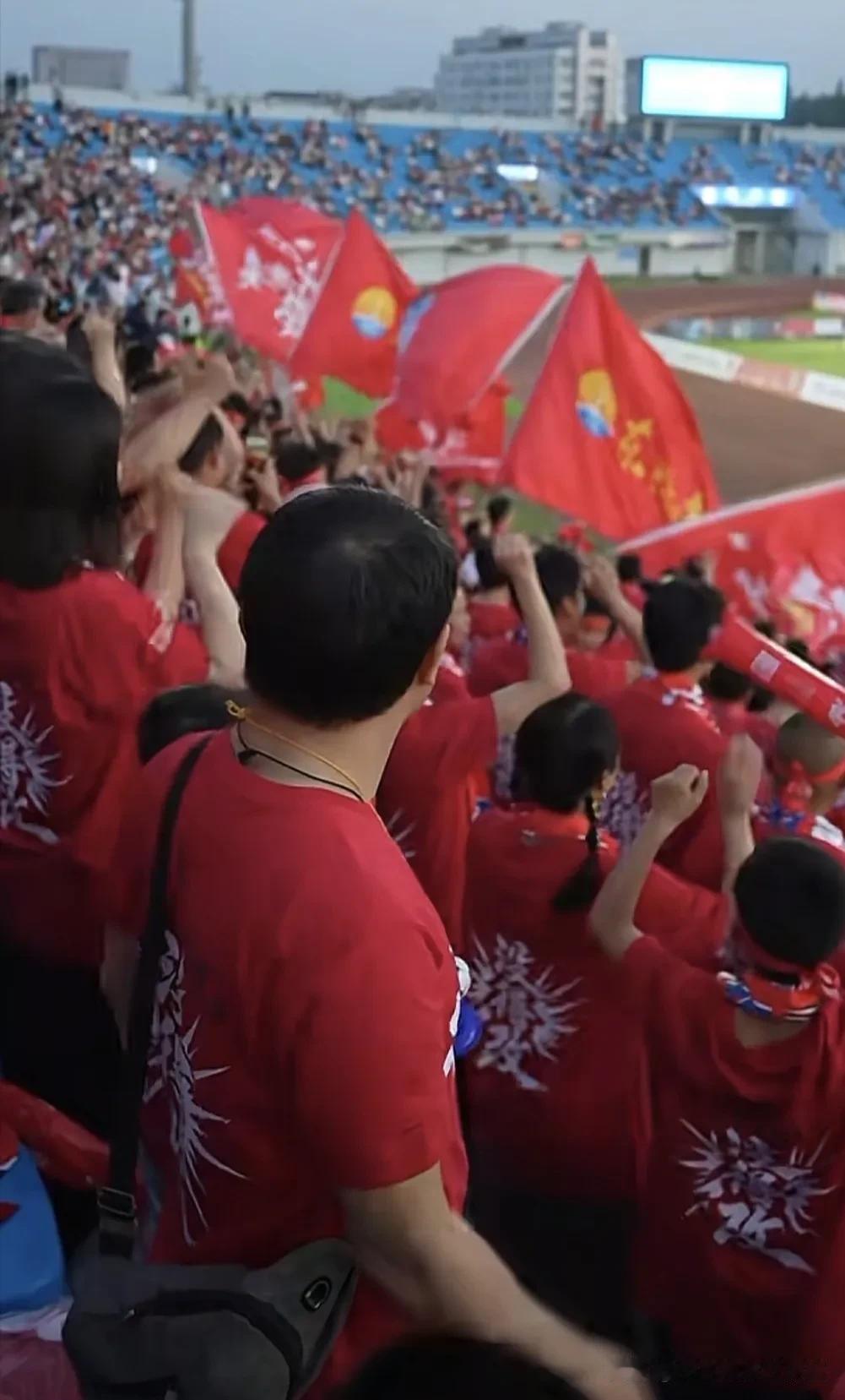 湖北楚超火爆一票难求，闲置多年奥体中心不能派上用场遭市民吐槽！楚超球迷 奥体中心