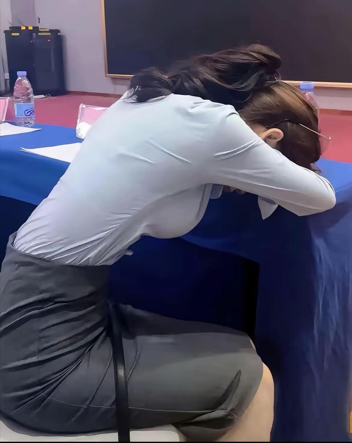 八年青春陷“小三”局，值不值？

我那对面工位的同事，每天午休雷打不动出去接电话