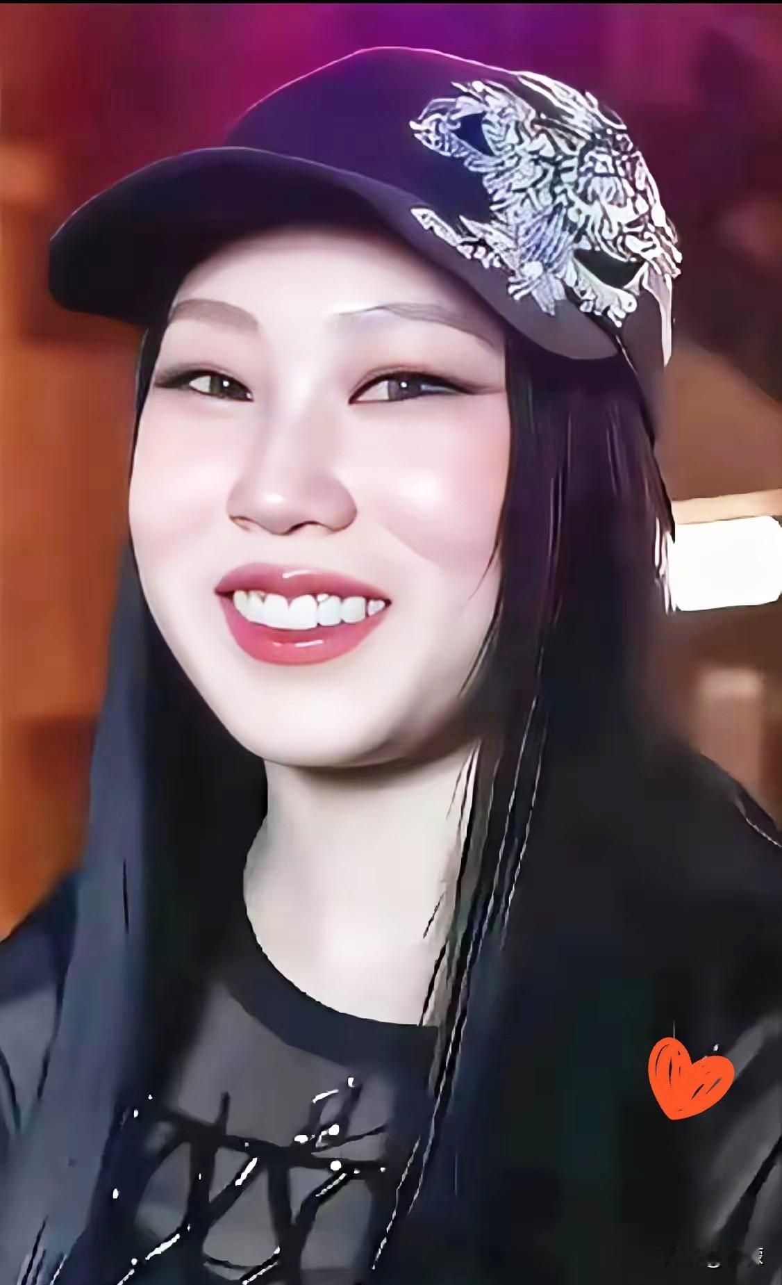 沈佳润这个人，
你不能细看，
因为你一细看，越仔细看越觉得她真的算不上好看。
