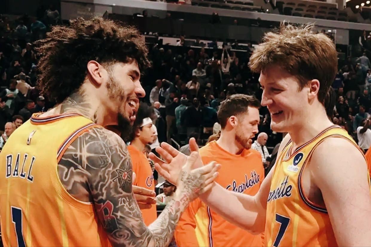 谁是三分王？
谁是蜂王？
小心蛰手！

今天黄蜂收官战，前14次投篮全是三分球，