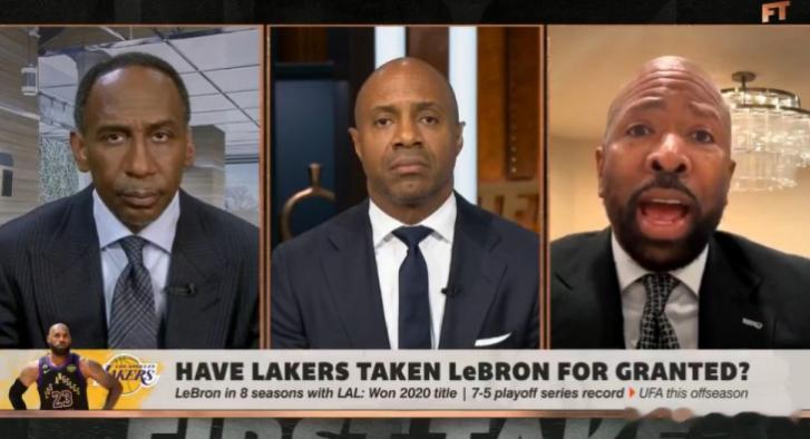 今天，前NBA球员、现评论员肯尼·史密斯聊到了湖人是否怠慢詹姆斯的话题。肯尼表示