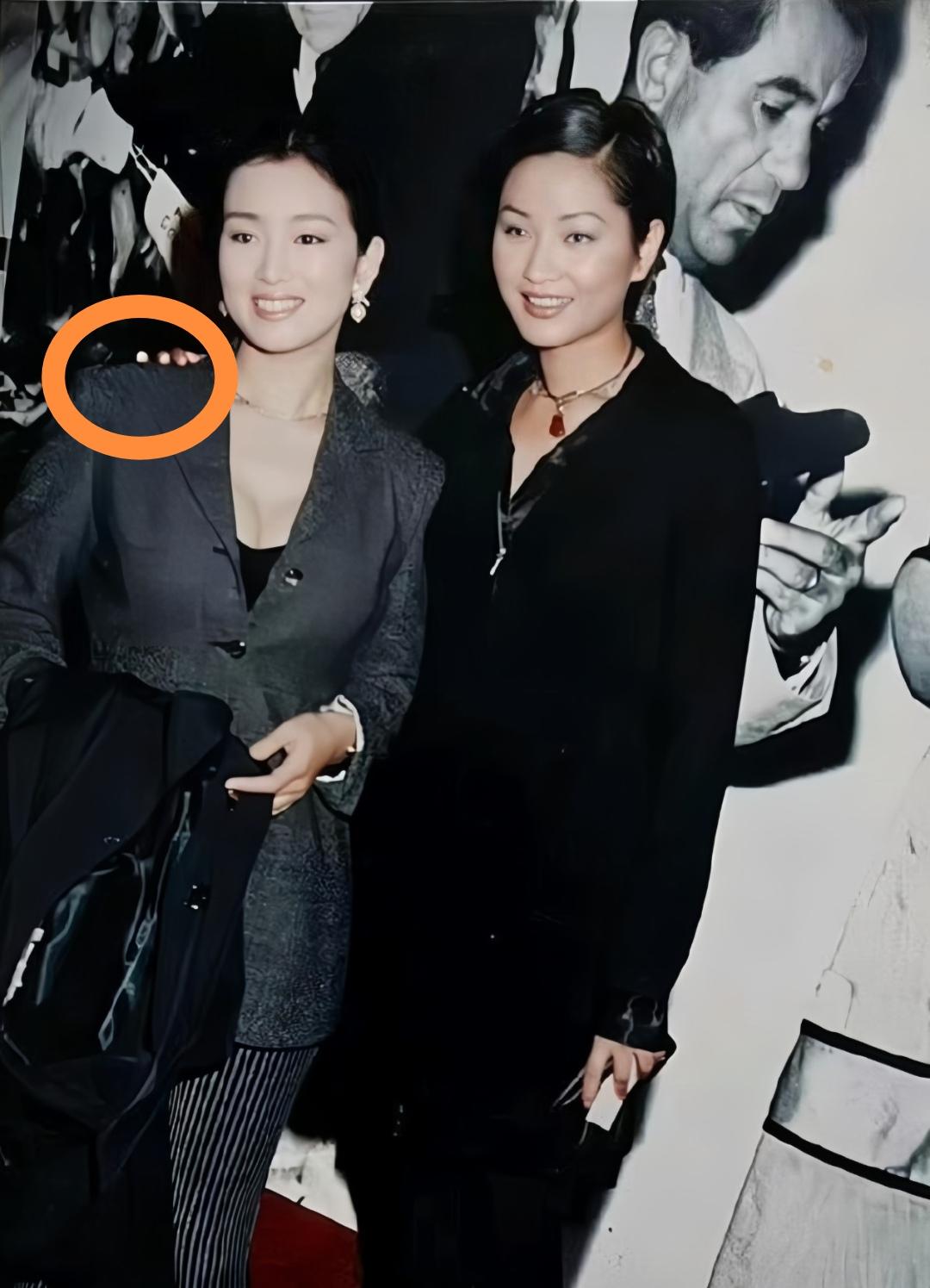 瞿颖真的很有气场，站在巩俐身边，居然也能透出一股大姐大的范儿。尤其是她用手打在巩