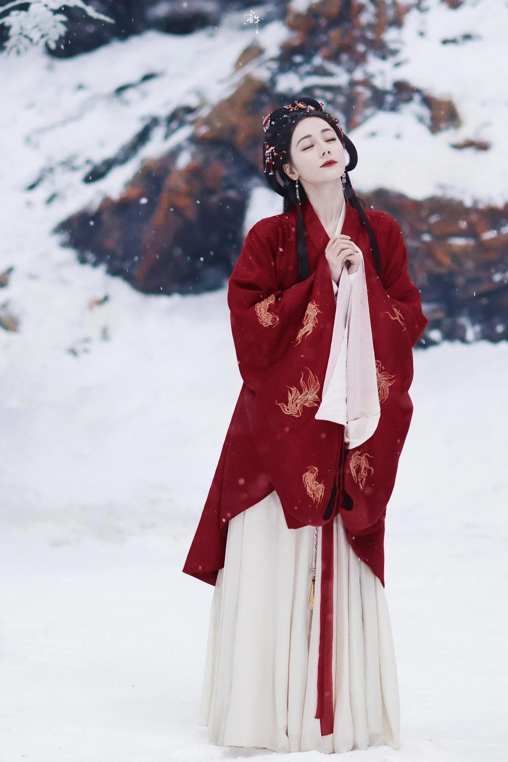 这样的迪丽热巴我从未见过  从未见过这么会演的迪丽热巴！《白日提灯》简直是水果开