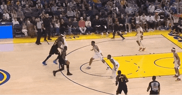 还得是你！巴特勒连续攻筐拉开比分！
在今天NAB常规赛勇士对阵步行者的第二节比赛