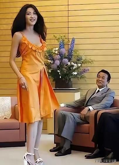 日本小姐站在麻生的面前，麻生抬头欣赏着，这时候的麻生，尽管看起来显的还比较年轻，