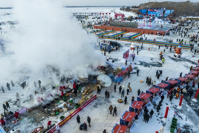 兴凯湖冬捕对当地经济影响巨大。1月11日兴凯湖冬捕节，当日出鱼10万斤且全部售出