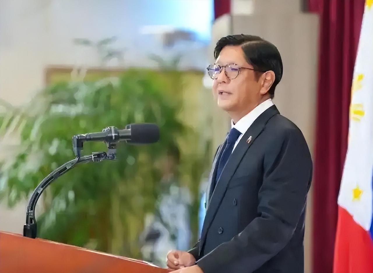 在全球局势动荡、大国博弈加剧的背景下，菲律宾的外交姿态愈发矛盾可笑：一边抱紧美国