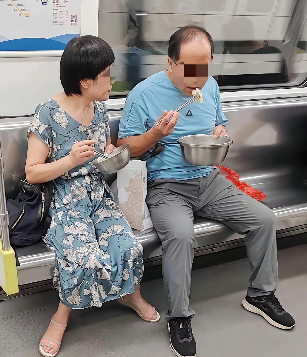 真是服了！
地铁上碰到对奇葩夫妻！
夫妻俩带了两大盆饺子，
在地铁上旁若无人的吃