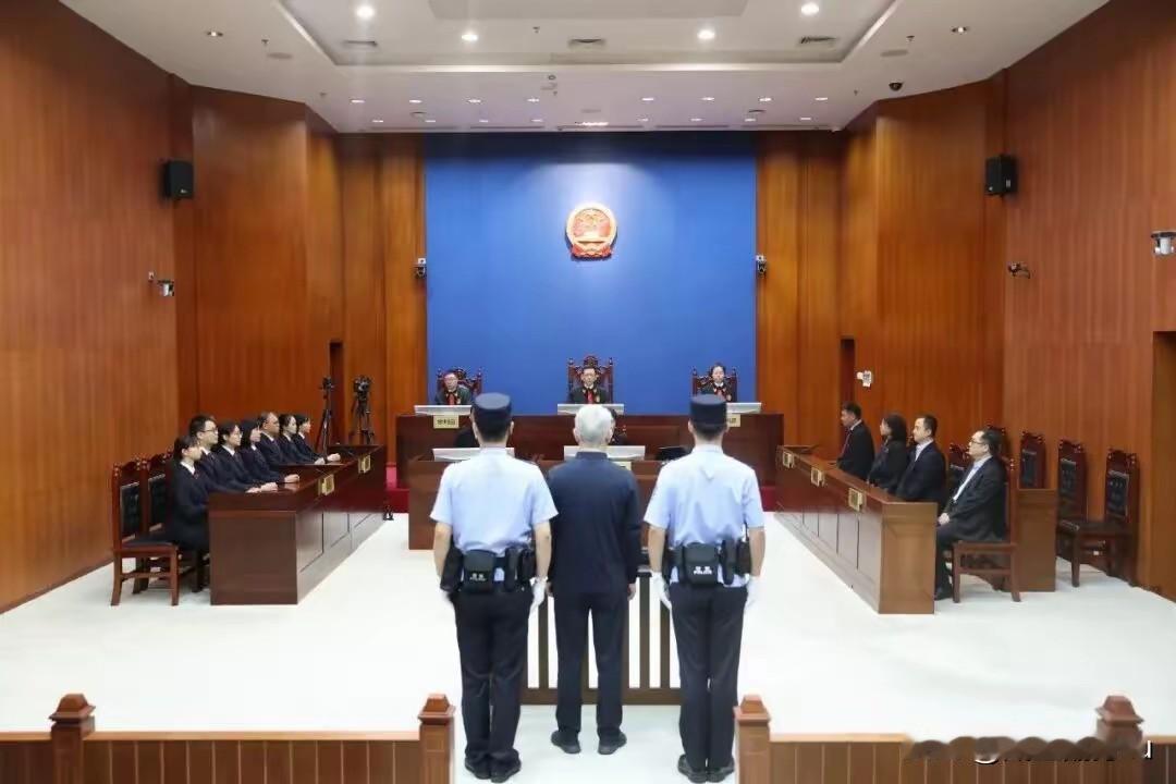 恒大彻底成为过去式了，无期徒刑别觉得这是折磨，人生七十古来稀，都这个岁数了许家印