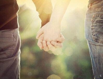 相爱的心息息相通，无需用言语倾诉。Love understands love; 