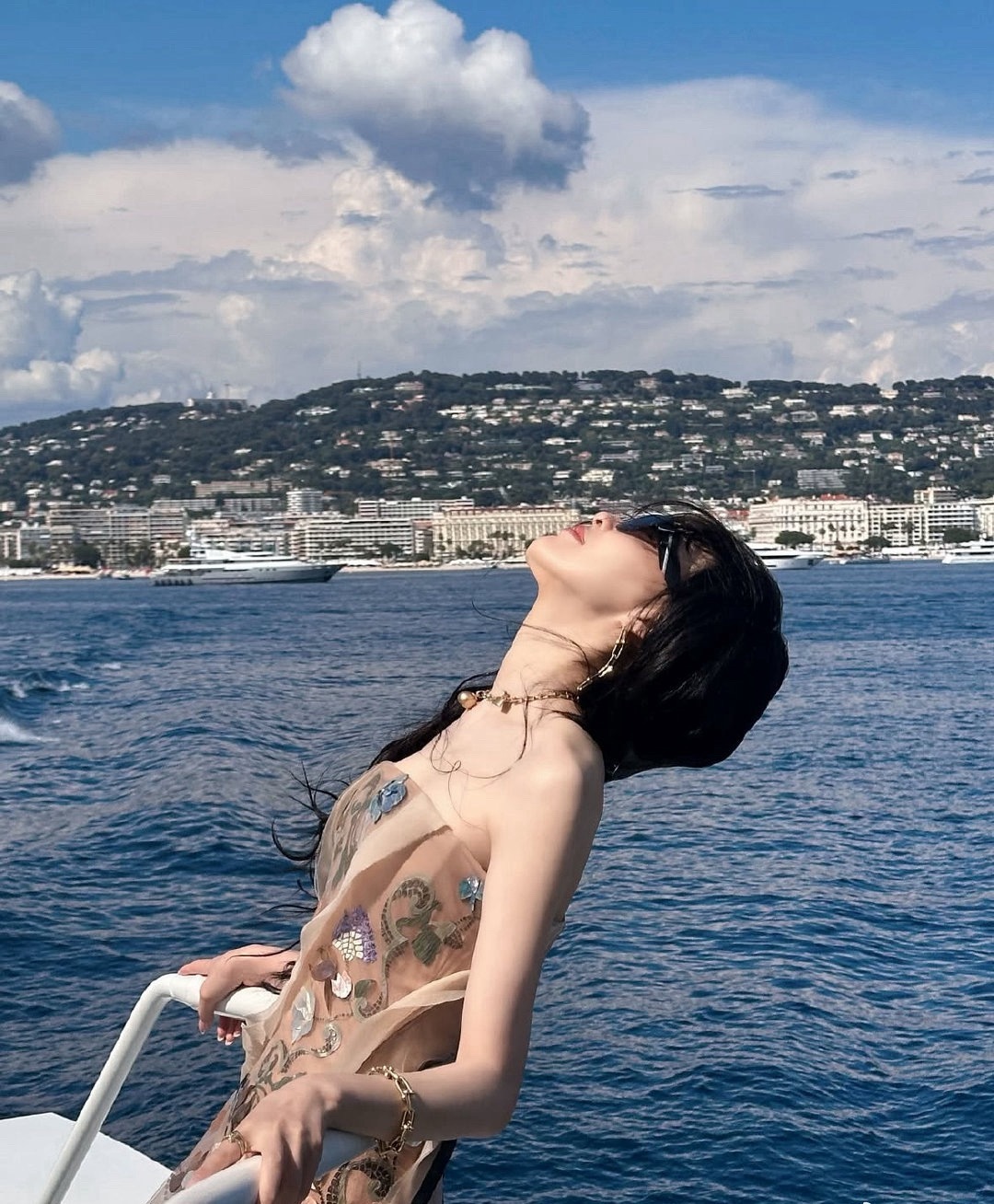 只要唐嫣出来就是焦点，美美的芬迪女王来了，唐嫣这个状态也太好了吧，松弛、自信、优