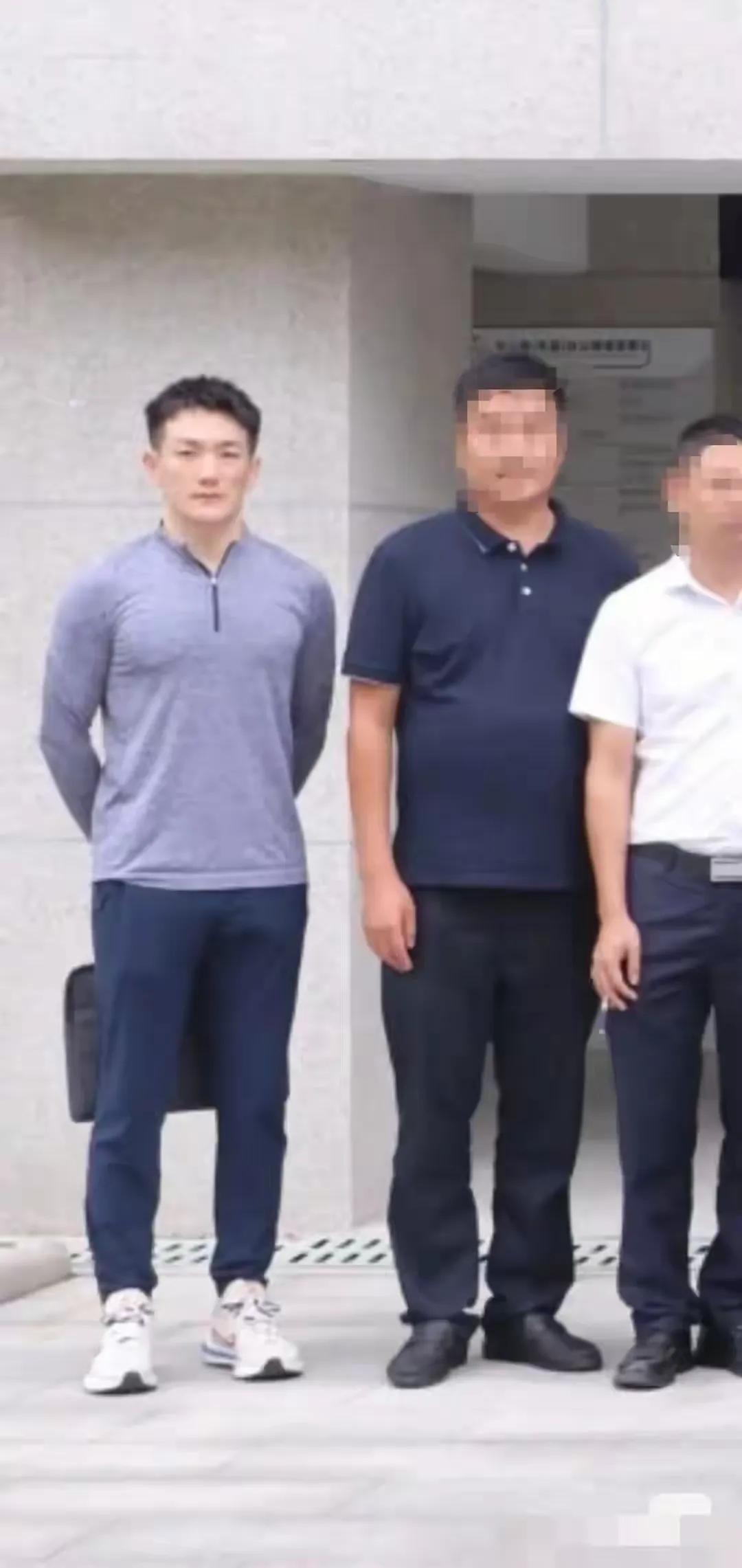 张馨予老公何捷退役去了安保部，有人说张馨予拍一部剧得够他老公好几年工资了吧，本以