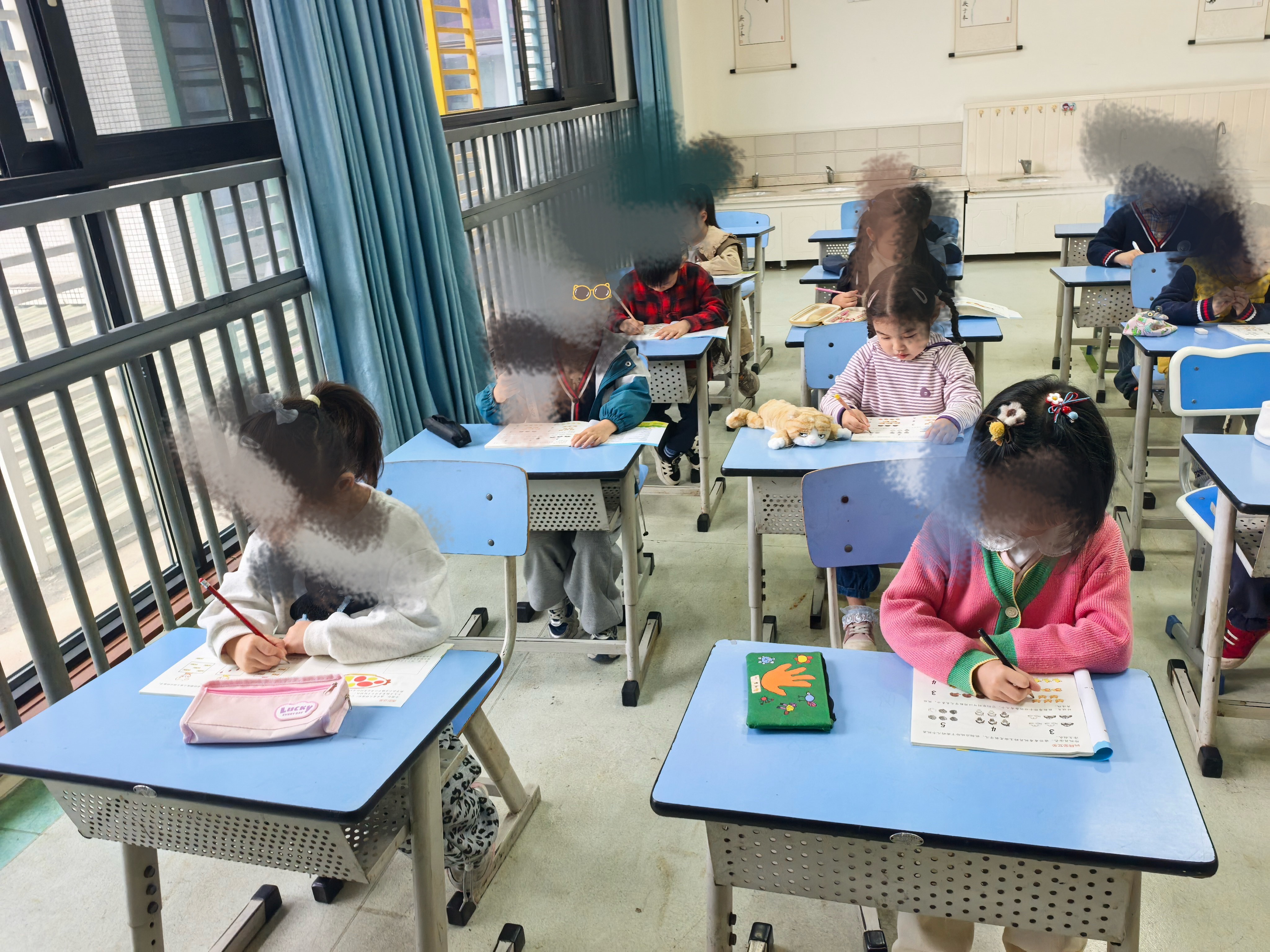 我说怎么就苒苒桌上放了一只小猫咪玩具，后来才想起这是专门给她买的笔袋[笑cry]
