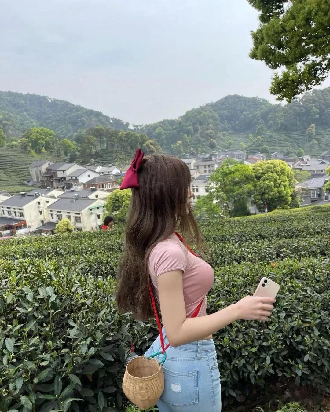 她又上山帮爷爷采茶了。我推测：半个月后，她爷爷会摔断腿。[捂脸]

      
