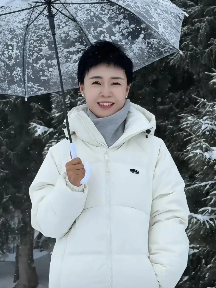 我让我奶奶看贺骄龙的照片，
她特别激动的说了一句话，
奶奶说了一句话让我挺惊讶，