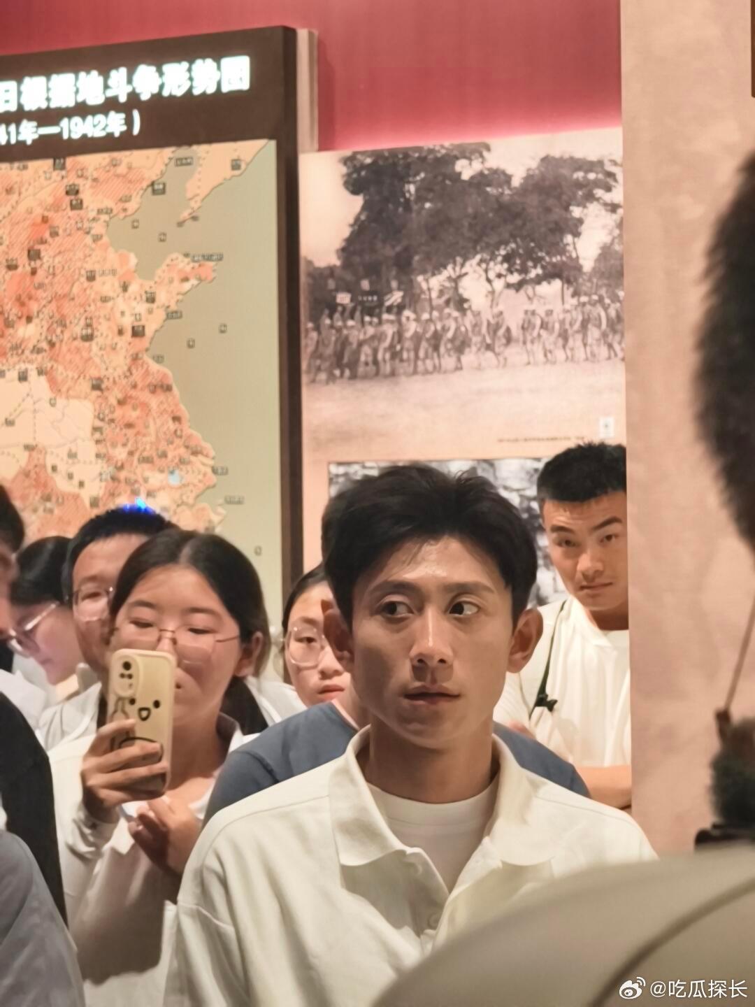 军博偶遇张艺兴张一山同框张艺兴张一山同框张艺兴张一山同框，黑穿搭的张艺兴很低调，