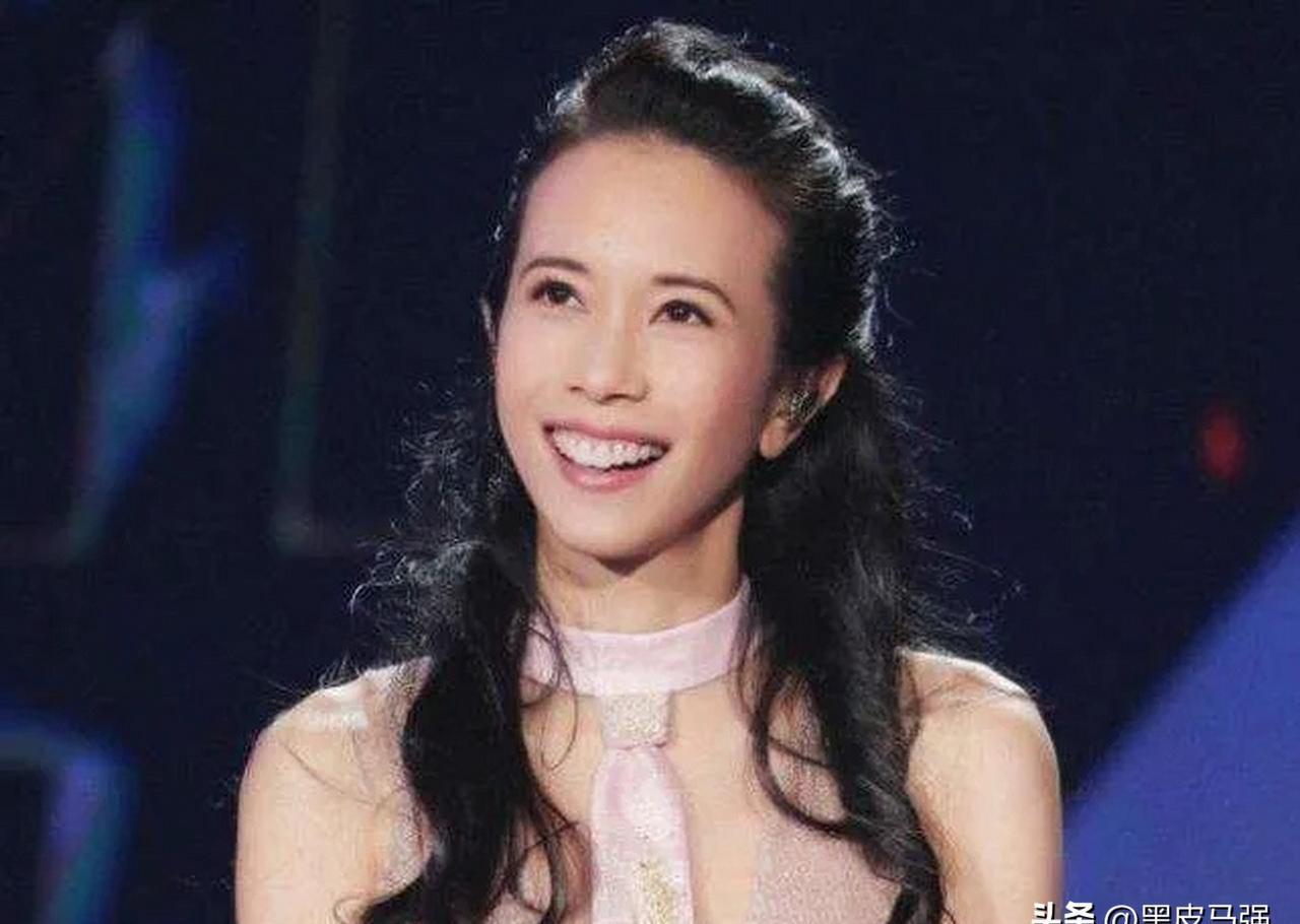 84岁头发比你还多，皮肤比你白，站得比你还直。
这不是医美广告，这是香港第一代电