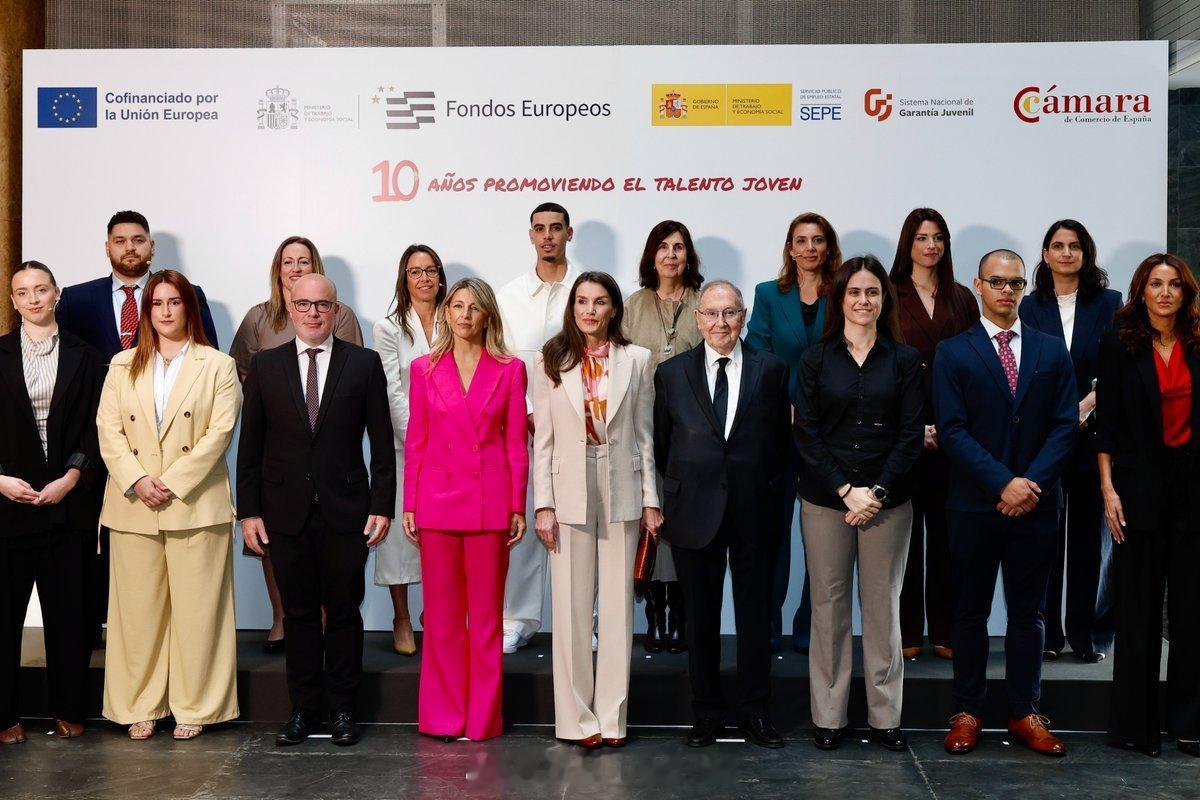 4.8 西班牙王后莱蒂齐亚出席周年庆活动，复活节假期休好了神清气爽。裤装来自hu