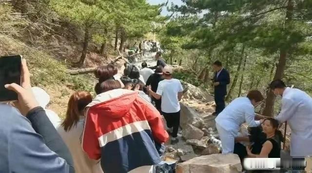 又是一个6人伤亡！这绝对是人祸，不是天灾！5月2日，山西北岳恒山虎风口“落石”伤