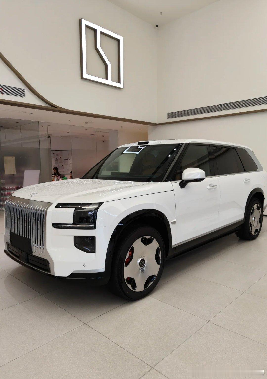 当我第一次亲手为极氪9X更换空调滤芯时，其模块化、人性化的设计让我印象深刻。无需