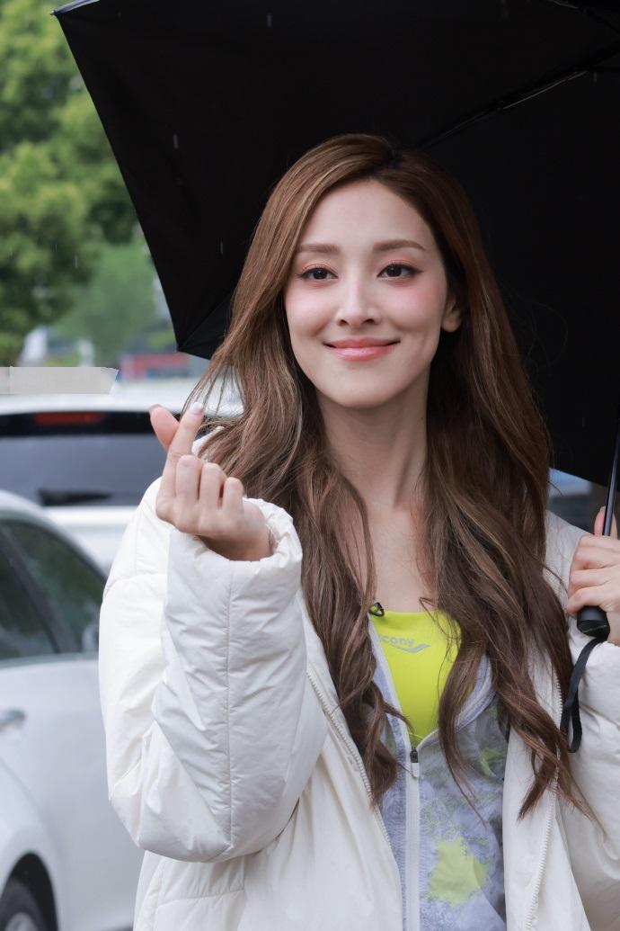 最近陈凯琳在录制浪姐的时候搭配的很有潮流之美，看上去年轻又有活力气息，气质超好。